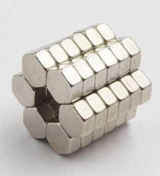 Hcj 12-30 KOe を備えたカスタマイズされた N35-N52 ブロック NdFeB 磁石